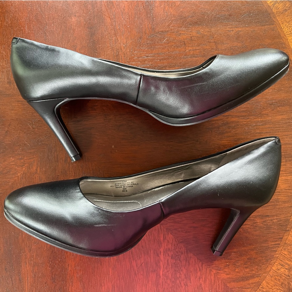 Black Bandolino women’s high heeled pumps. size 11